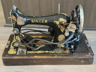 Beautiful vintage Singer sewing machine with heavy duty cast iron body, in its original hardwood cas...