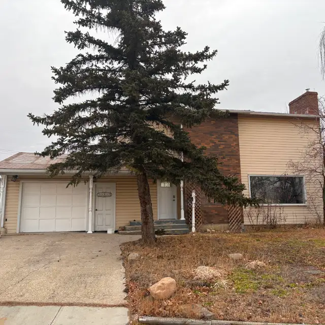 3 Bed 2 Bath House with Single Garage in Crystal Ridge Avail Now