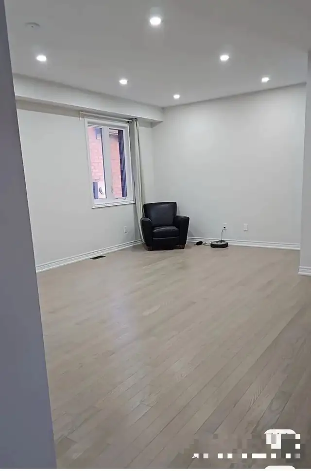 a beautiful private room in  detached house in Keswick for lease in Room Rentals & Roommates in Markham / York Region - Image 6