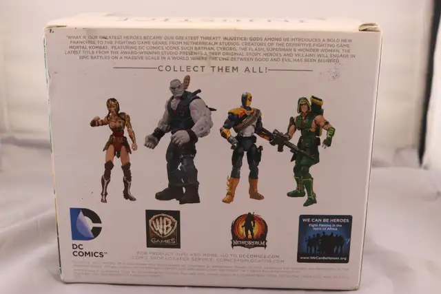 Green Arrow Vs Deathstroke Action Figure 2-Pack -(#42110-1) in Arts & Collectibles in City of Halifax - Image 5