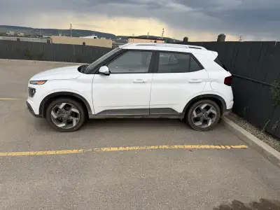 2022 Hyundai venue - brand new all season tires - 69xxx kms on car - great on fuel - apply car play...