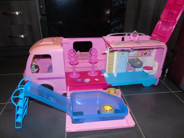 Barbie camper, camping-car, campeur, caravane, roulotte in Toys & Games in City of Montréal - Image 2