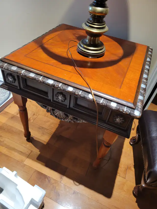 BOMBAY NIGHT STAND, SIDE TABLE IN BEAUTIFUL CONDITION in Dressers & Wardrobes in Mississauga / Peel Region - Image 2