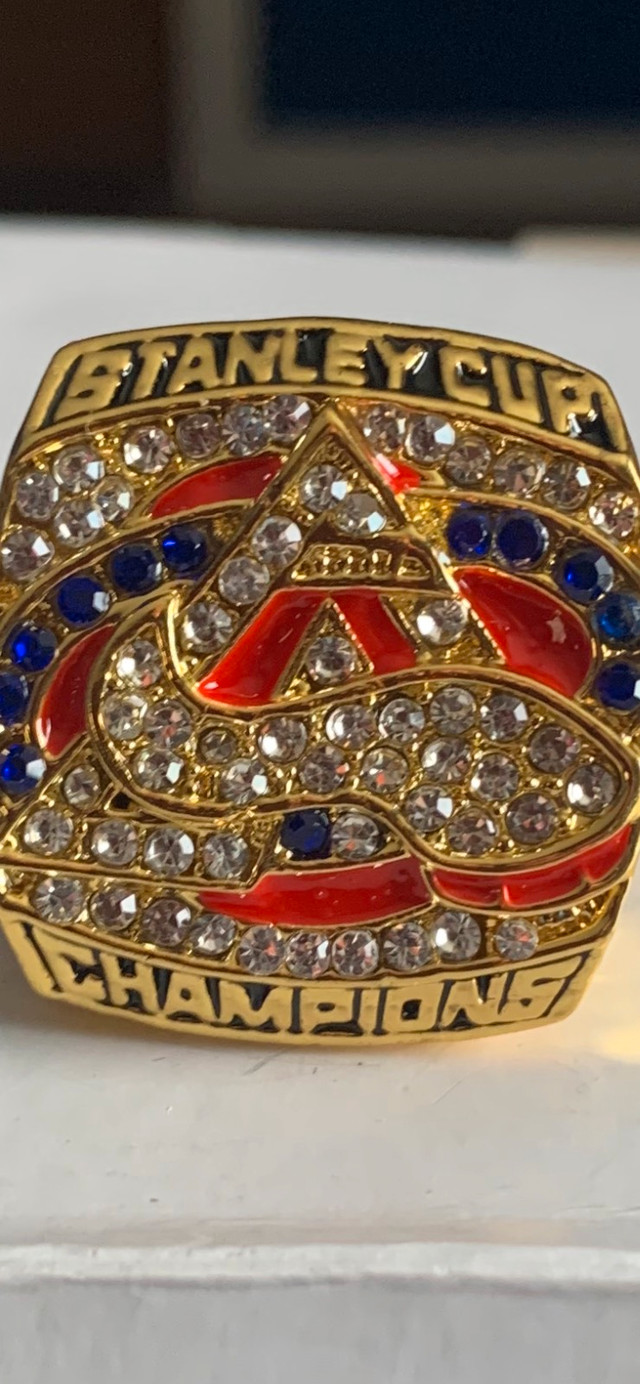 2001 Colorado Avalanche Replica Stanley Cup Ring Showcase 304 in Arts & Collectibles in Edmonton