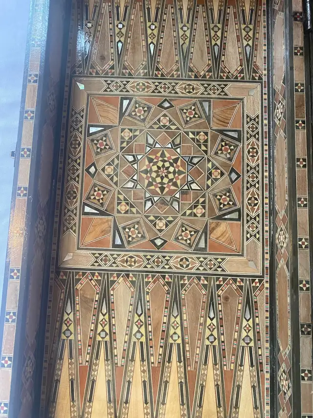 antique large inlaid backgammon & chess set.21 1/2”x21 1/2”. in Toys & Games in Markham / York Region - Image 4