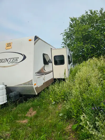 Selling my 2009 Keystone Sprinter Toy Hauler, don't use it anymore. New RV battery. Electric awning...