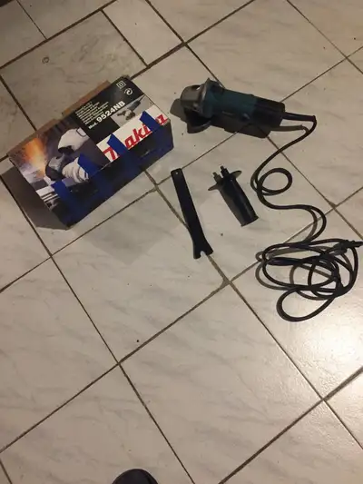 La meuleuse Makita et accessoires ,clé ,qualité industrielle et robuste,pour plus de détails voir le...