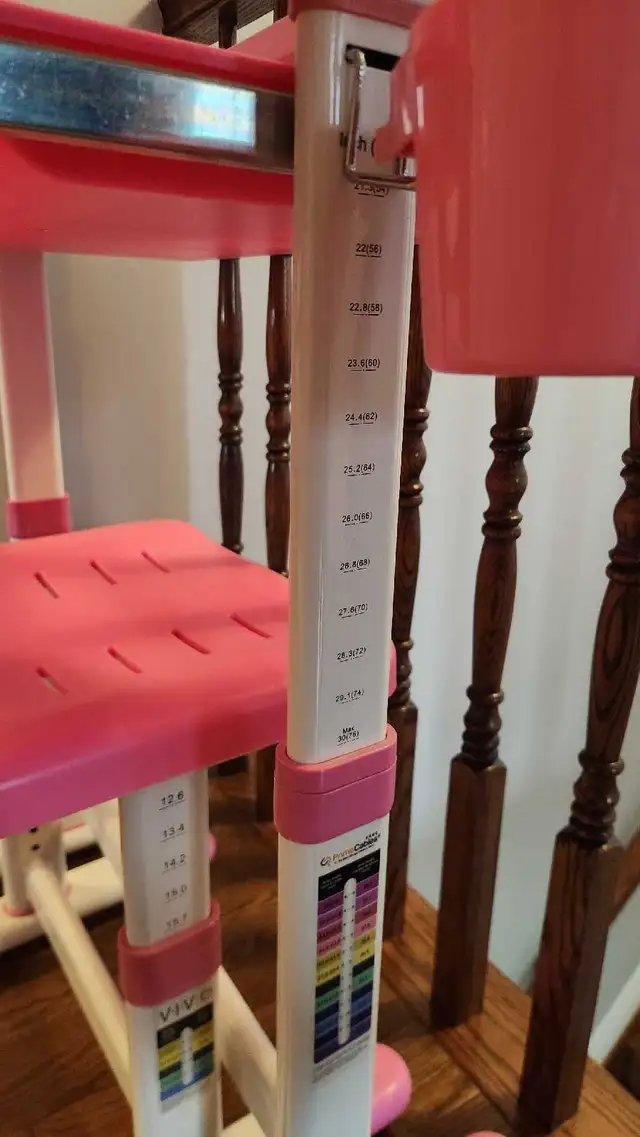 Height Adjustable Children's Desk and Chair Set in Desks in Ottawa - Image 9