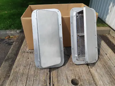 SI L'ANNONCE EST AFFICHÉ C'EST DISPONIBLE. Deux vent door (évent porte d'aération) neuf. 5x12 pouces...