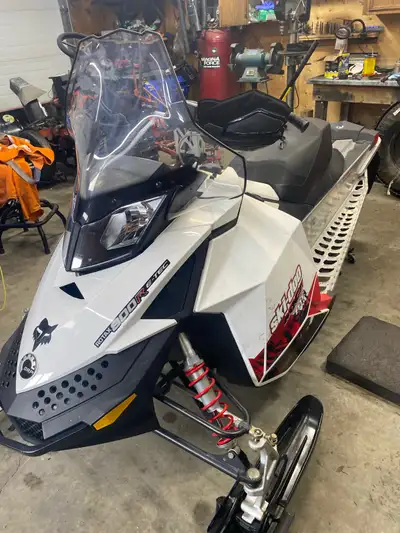 2010 MXZ TNT 600 two stroke Carbureted Rev xp 121” track 1” lug Electric and pull start Reverse Fuel...