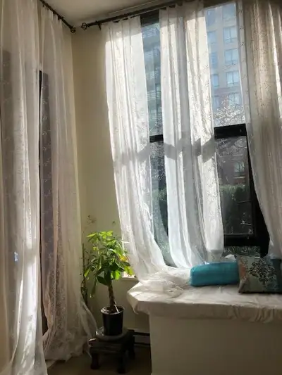 Vibrant Yaletown 14' High Ceiling Ground floor Feel of your Own little Townhome with Den Quiet Priva...