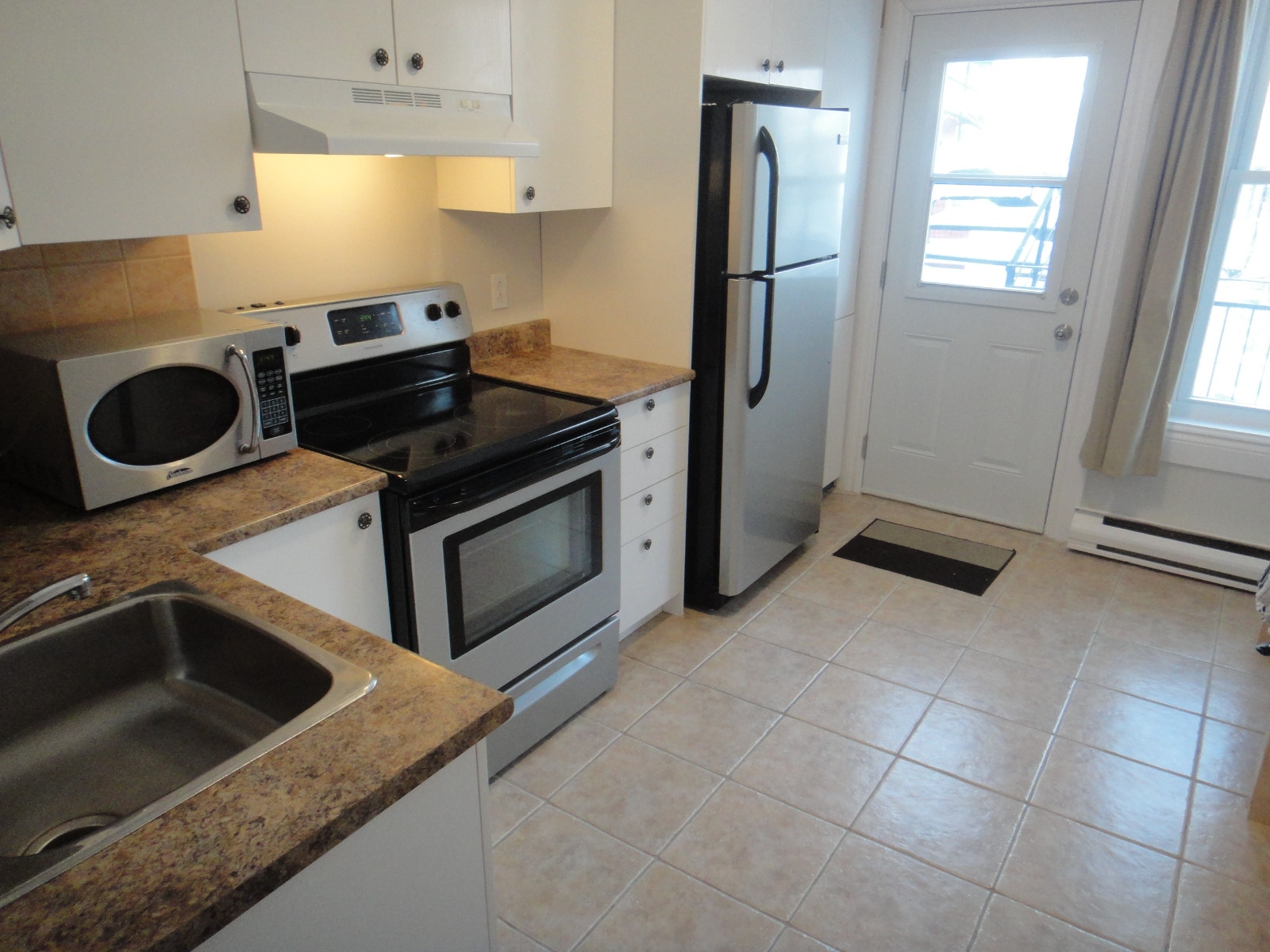 Large Sunny Renovated 2-BR in Verdun - Grand 2 Chambres à Verdun — photo 1