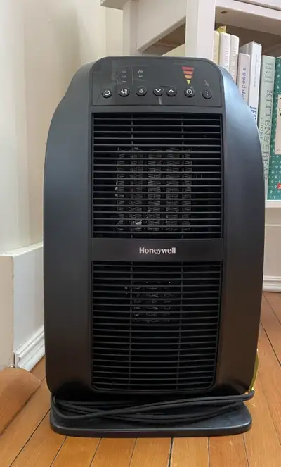 Model: Honeywell HeatGenius Ceramic Heater HCE840 Manual included Excellent condition. Used only onc...