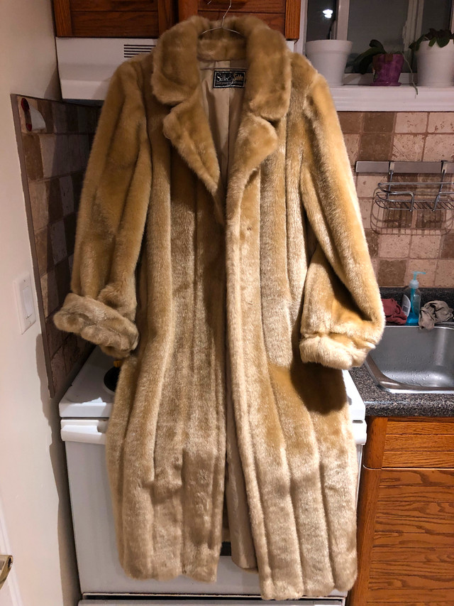Silk and Sable fur long coat in Women's - Tops & Outerwear in Oakville / Halton Region - Image 2