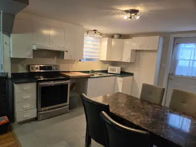 LIRE AU COMPLET/ READ ALL Grand 3 ½ Aire Ouverte avec Stationnement et accès à la cours -Électricité...