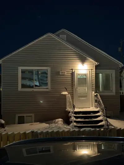 Fully Furnished Home - Comes with 3 beds - 2 queen and 1 single - Fridge - Washer - Dryer - TV - Sof...