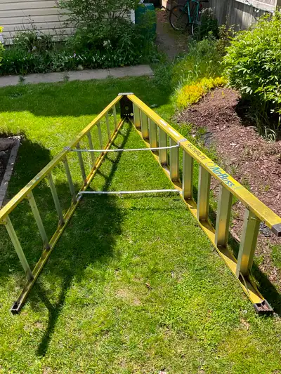 This sturdy Featherlite Air-Rung step ladder is ready to help you reach new heights for your next ho...