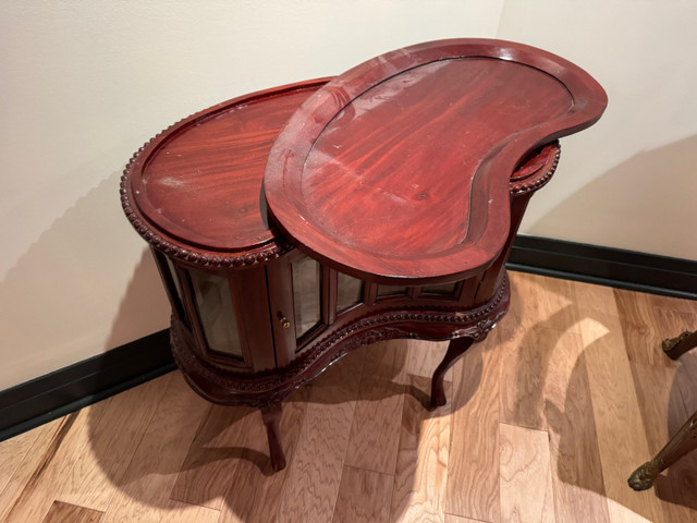 Kidney-shaped side table in Coffee Tables in City of Toronto - Image 2
