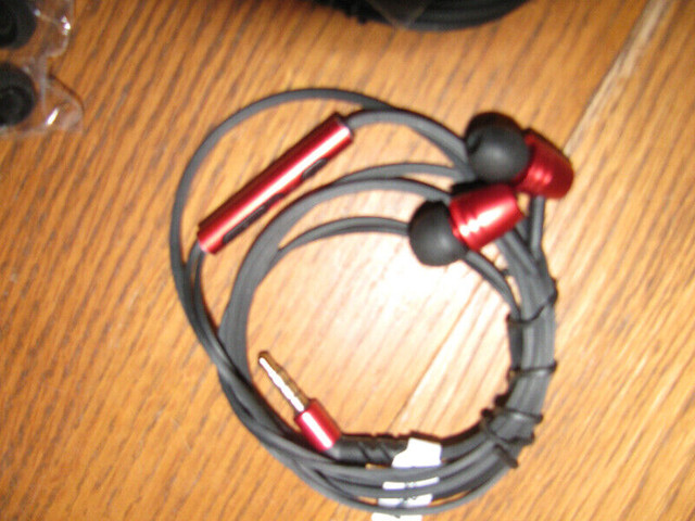 2  FASEGEAR HEADPHONES in Headphones in Norfolk County - Image 4