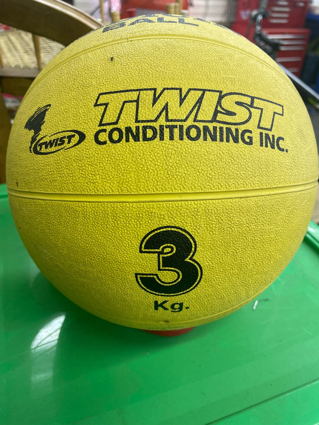 Twist Conditioning 3kg Medicine Ball in Exercise Equipment in Owen Sound - Image 2