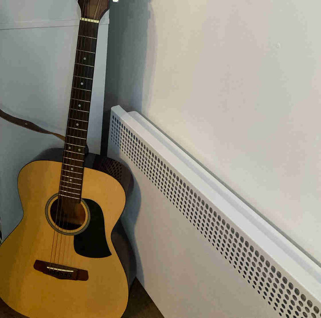 1 guitare Aria avec accessoires  dans Guitares  à Saint-Hyacinthe