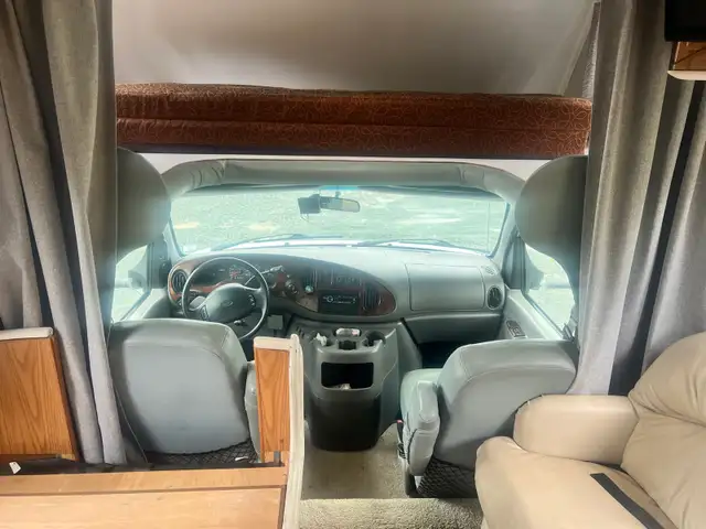 2000 Ford E-350 Eagle by Jayco Motorhome in RVs & Motorhomes in Bedford - Image 8