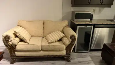 Victorian Loveseat Sofa – Great Condition – Price negotiable if pices up soon. Beautiful Victorian-s...
