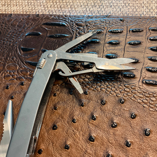 VICTORINOX SWISS SPIRITZ MULTI USE TOOL IN CASE in Hand Tools in Kamloops - Image 4