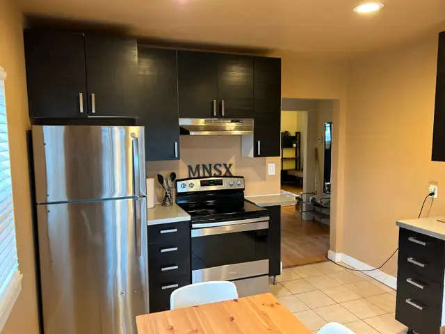 Oct 1st, large 3 bedrooms upper $1900 plus