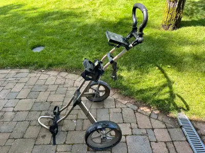 Bag Boy golf cart in good condition In the Rideau Ferry area