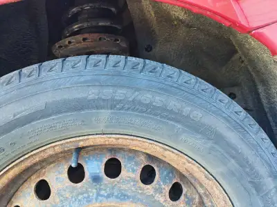 A set of four winter tires (235/65 R18) Michelin used for two years. (Rim included)