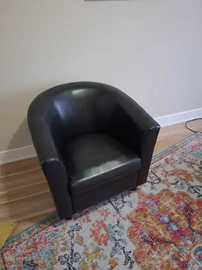 fauteuil demi lune noir en très bon etat 75$, View more