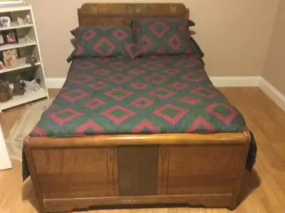 Matching 3 Piece Bedroom Set in Good Condition This is a family owned bedroom set. It’s simply not n...
