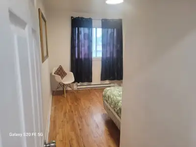 Bedroom for rent-Chambre à louer. Disponible/Available