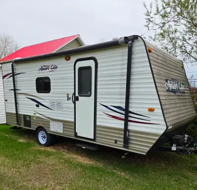 Belle petite roulotte 19 pied ultra légère. Modèle 198BH Année 2015 Lit double, 2 bunk bed et la tab...