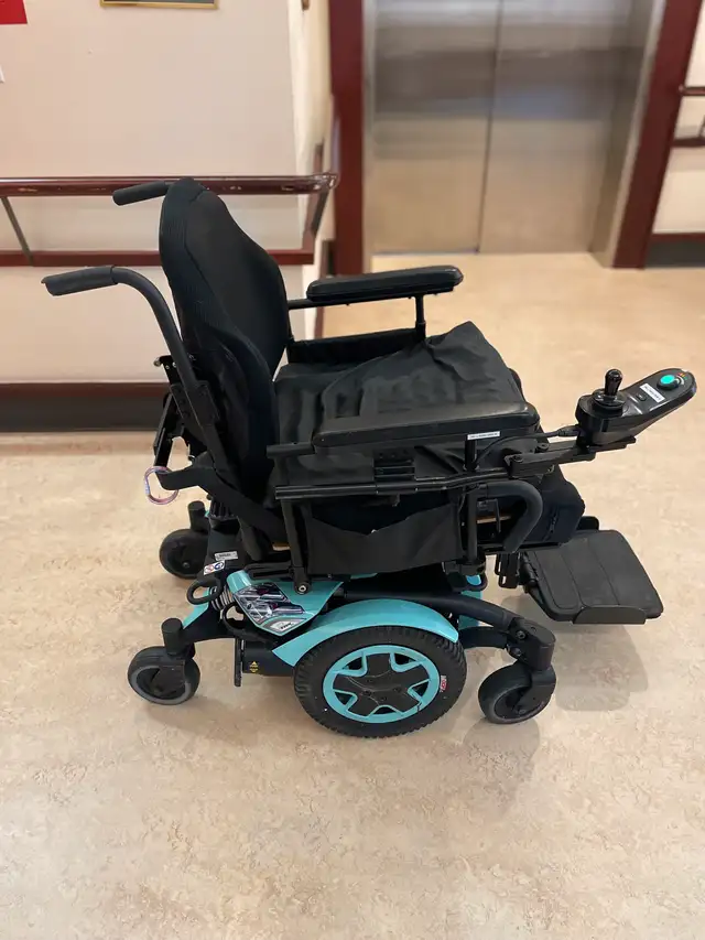 Invacare, TD X2  Power Wheelchair for sale in Other in City of Toronto - Image 4