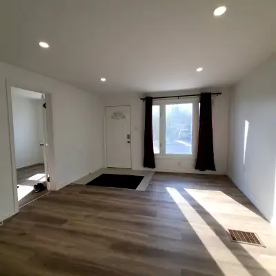 Renovated unfurnished house , CAC. Gas heating. 1Straight bus (18minutes) to St Lawrence College, 5...