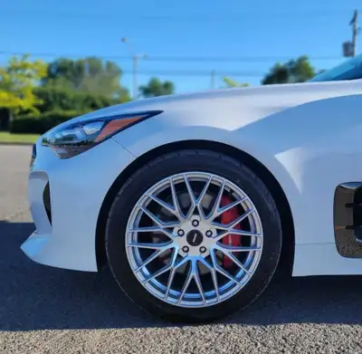 Mags Momo Catania 19” staggered avec pneus Firestone Firehawk Indy500 Setup performance prêt à insta...