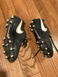 Soccer cleats youth size 4 Nike
