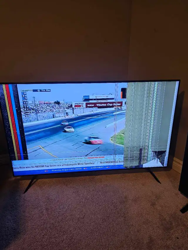 55" TVs, Samsung 4K Smart TV (cracked screen) in TVs in Ottawa - Image 2