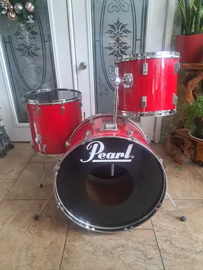 PEARL Vintage drum set 3pcs. W. 13" rack tom , 16" tom bass, 22" kick. All skins good condition. No...