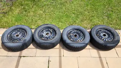 4 roues ou jantes de 16'' diamètre avec des pneus Good Year Nordic P215 60 R16. Elles se trouvaient...