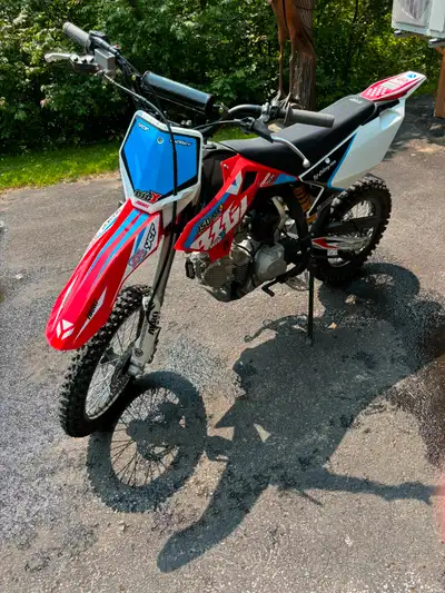 Motocross YCF BIGGY 150CC -4 temps 150CC. -Manuelle 4 vitesse. -Changement de vitesse plus court. -F...