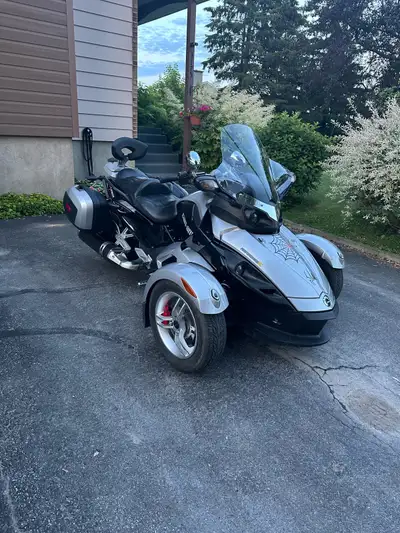 Can-am Spyder 2009!! Seulement 66514km!! Full equip ( valise, radio, dossier passager,etc.) Vien ave...