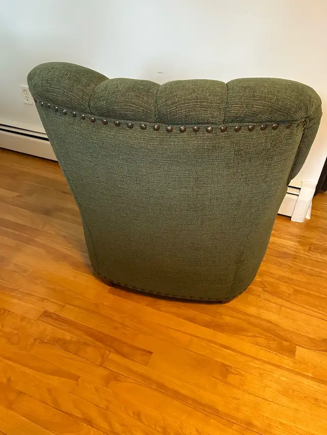 like new quality Canadian made arm chair  in Chairs & Recliners in Charlottetown - Image 4