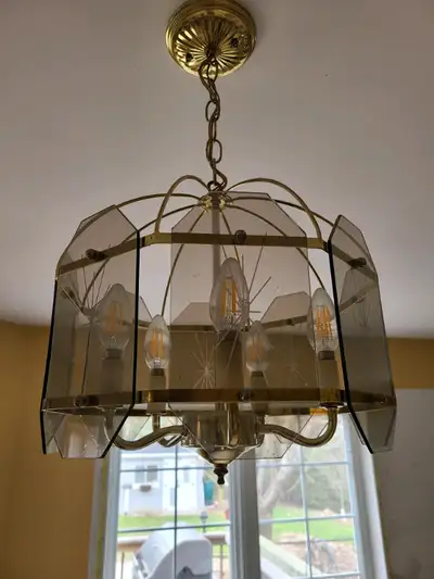 Nice glass light with led light bulbs 14 inches tall and about 14 inches across. 5 lights. See pics....