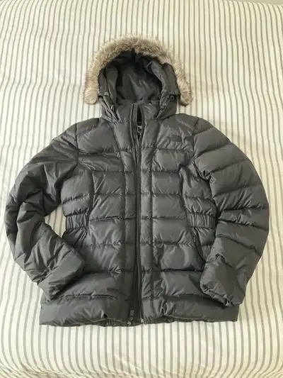 Doudoune North Face pour femme noire grandeur large. En excellent état, aucun accroc aucun signe d'u...