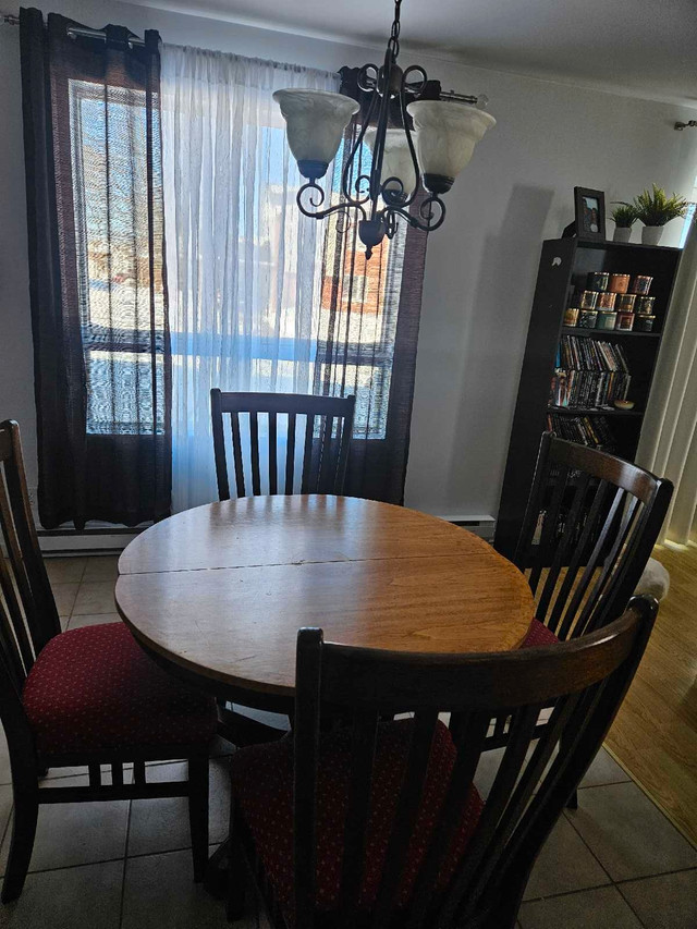 Table à manger avec 4 chaises + rallonge dans Mobilier de salle à manger et cuisine  à Lévis - Image 2