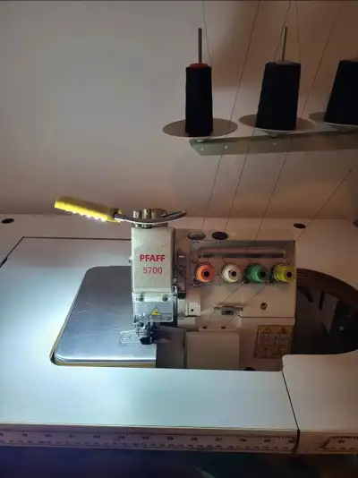 Je donne du fil noir, blanc, de couleur pour aller avec la machine.