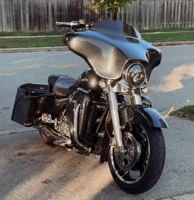 Pondering the idea of selling my fairly modified, immaculate 06 Street Glide (Black Pearl colour opt...